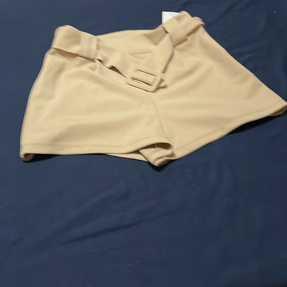 knit shorts, taupe,
Left side zip